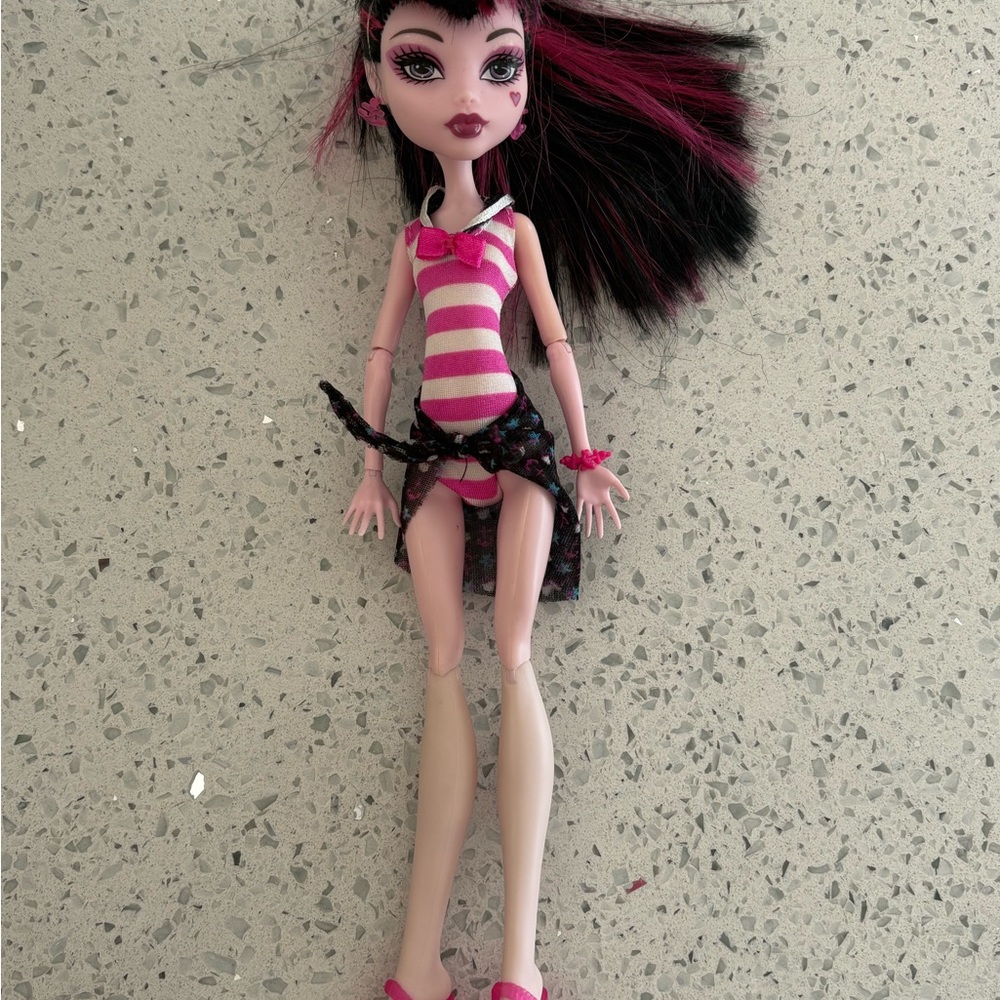 Monster High Skull Shores Draculaura Doll